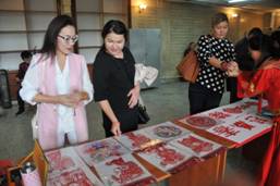 山西大学赴比什凯克人文大学孔子学院日巡演照片/文化展2.JPG